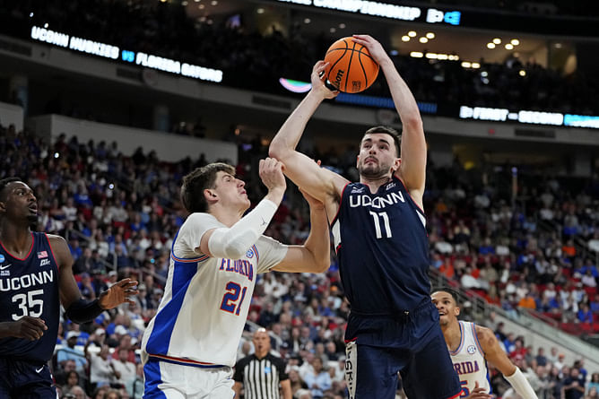 “Declare [to the NBA draft], go do the due diligence”: Analyst shares words of wisdom for Alex Karaban despite decision to return to UConn