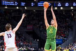 "NIL pays better than 2nd round pick": College hoops fans react after Oregon hooper Nate Bittle withdraws from 2025 NBA draft