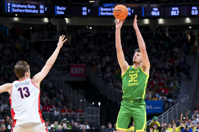 "NIL pays better than 2nd round pick": College hoops fans react after Oregon hooper Nate Bittle withdraws from 2025 NBA draft