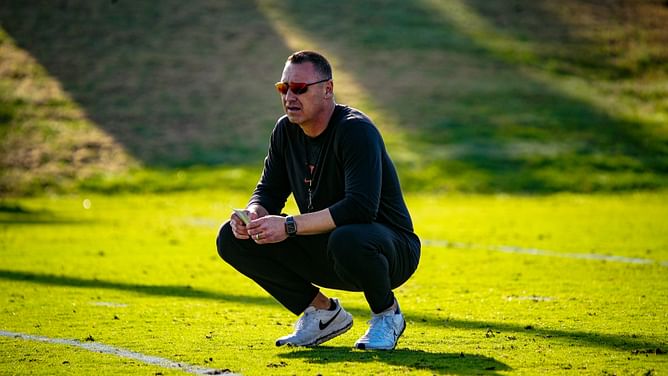 After opting out of cover photo, Steve Sarkisian takes 4-word dig on his attire in EA CFB26