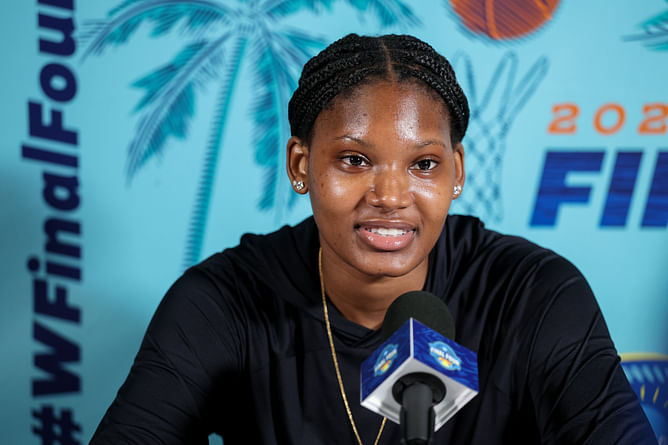 “I’m not surprised”: Legendary coach Dawn Staley expresses pride for Sania Feagin as ex-South Carolina makes LA Sparks opening day team