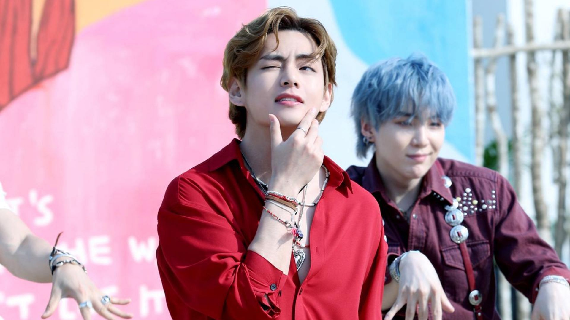 Taehyung interacts with fans on Weverse (Image via Weverse) 