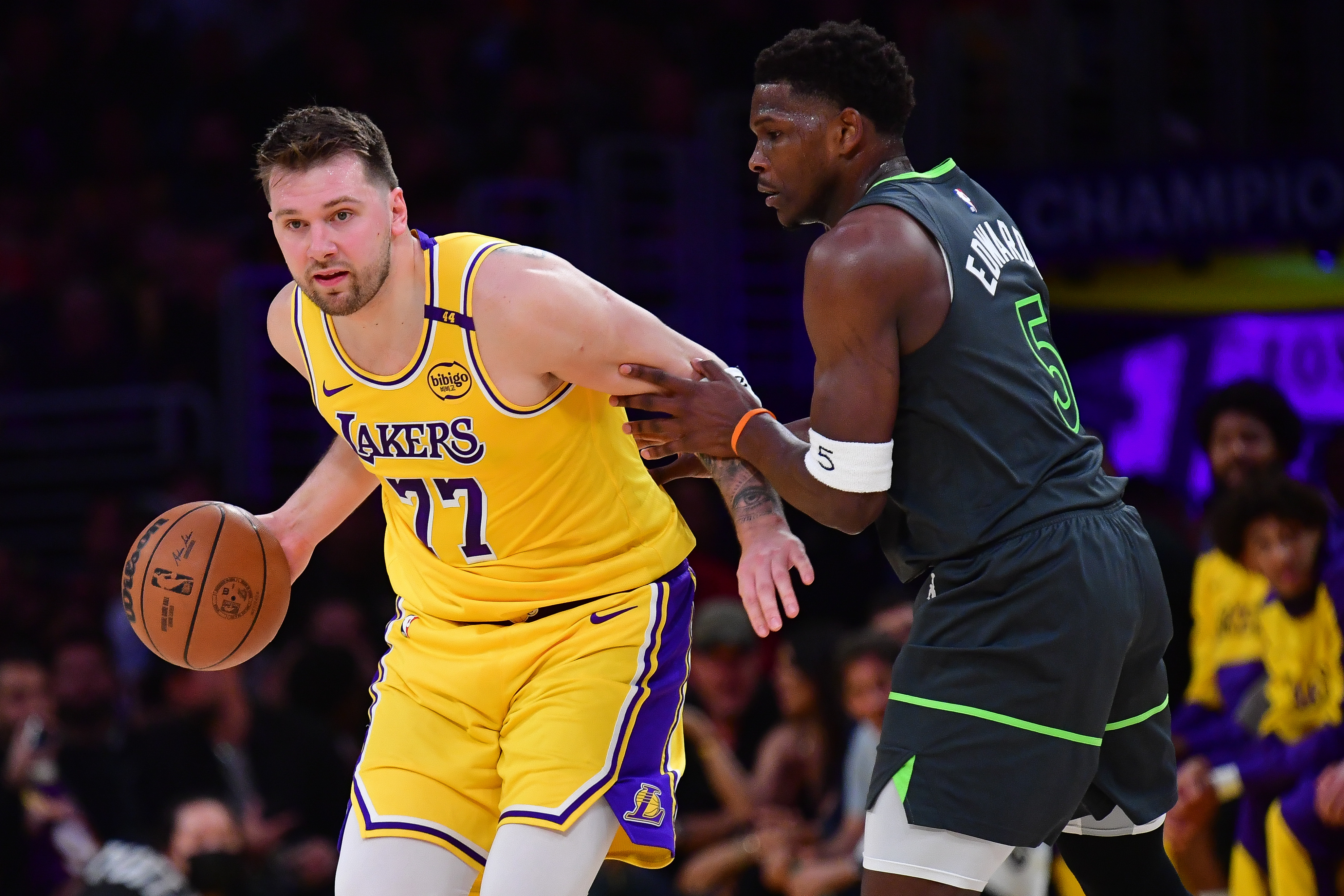 What happened to Luka Doncic? Latest injury update as Lakers star heads to locker room in elimination Game 5 vs Wolves (Apr. 30)