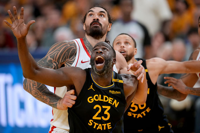 NBA fans ridicule Warriors' over Draymond Green's uncalled illegal screen - "The audacity to complain Curry gets mauled"