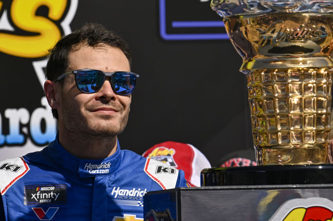 Kyle Larson reaches landmark milestone during Kansas Cup Series race