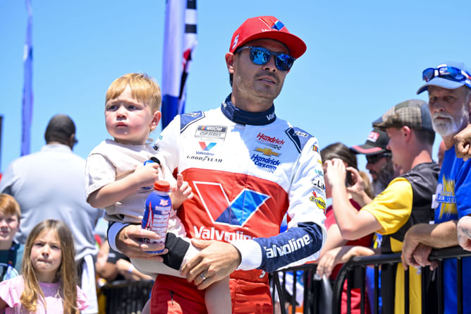NASCAR veterans Ken Schrader and Kenny Wallace voice their opinions on “more horsepower” after Kyle Larson’s Kansas domination