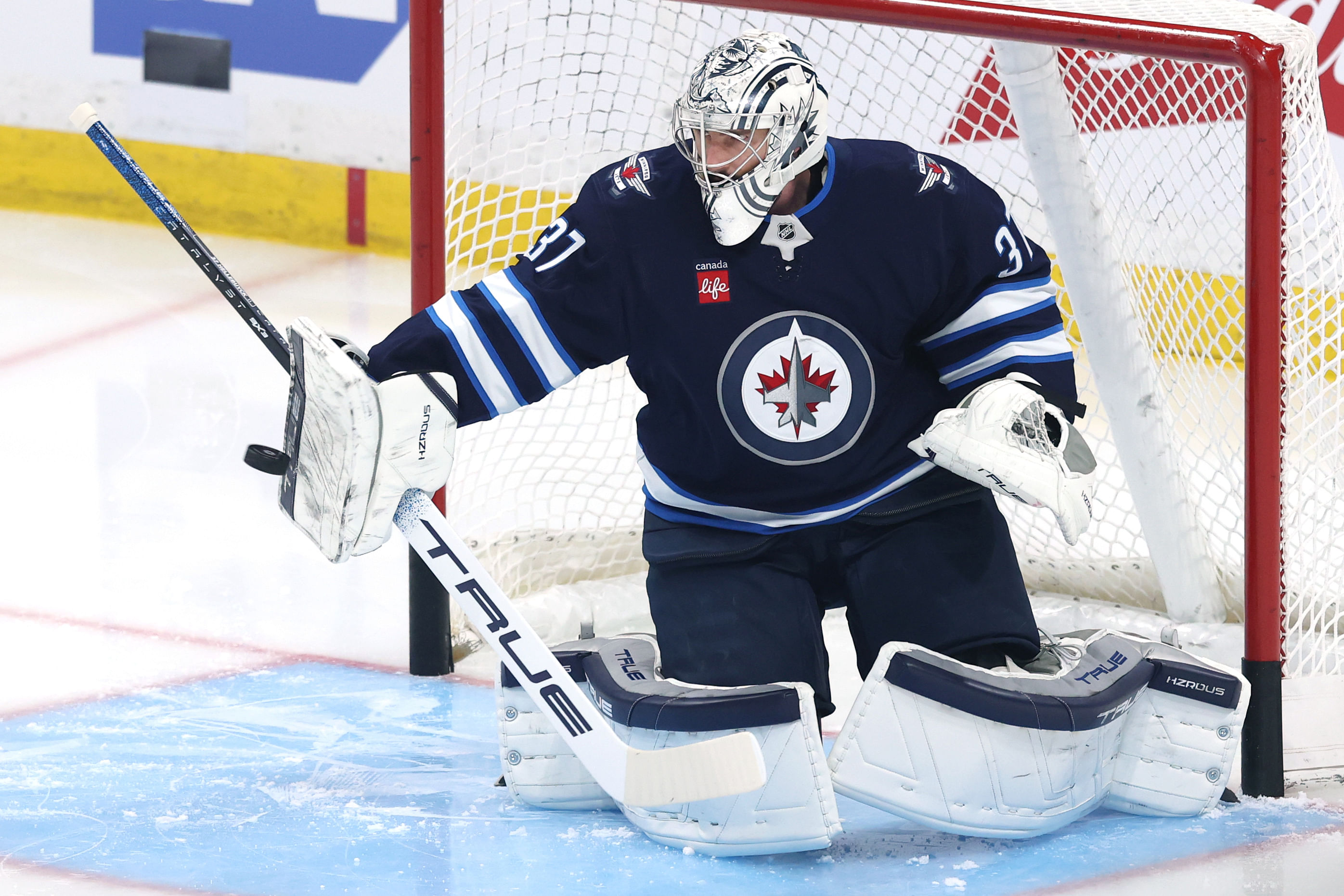 Connor Hellebuyck will need to step up to help the Jets advance to the Western Conference Final - Source: Imagn