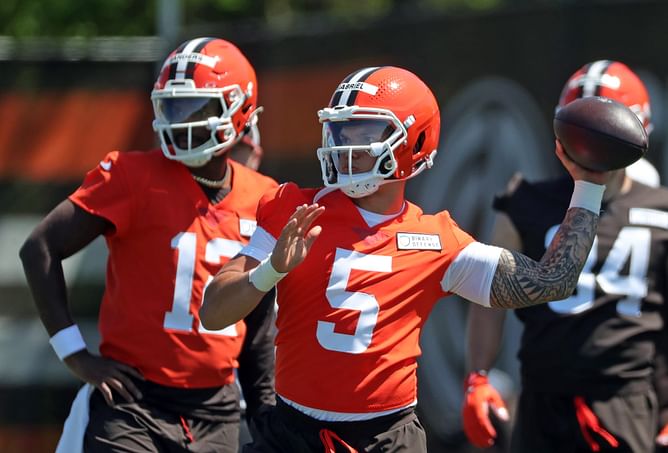 NFL insider gives honest take on Shedeur Sanders and Dillon Gabriel's QB battle