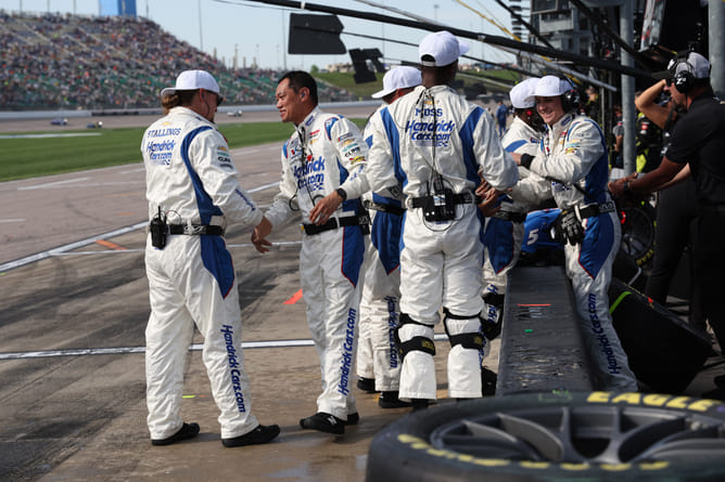 “There's no one that's in their class”: NASCAR insider reacts to Kyle Larson’s dominant Kansas win