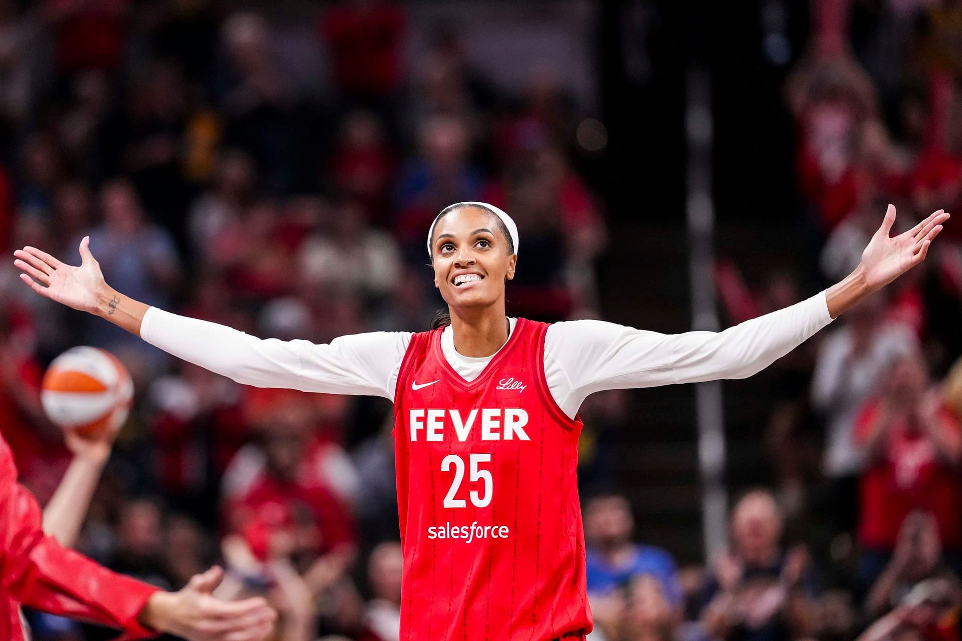 Indiana Fever forward DeWanna Bonner (25) celebrates after becoming the third all-time leading scorer in WNBA history Saturday, May 17, 2025, during a game between the Indiana Fever and the Chicago Sky at Gainbridge Fieldhouse in Indianapolis. The Indiana Fever defeated the Chicago Sky, 93-58. - Source: Imagn