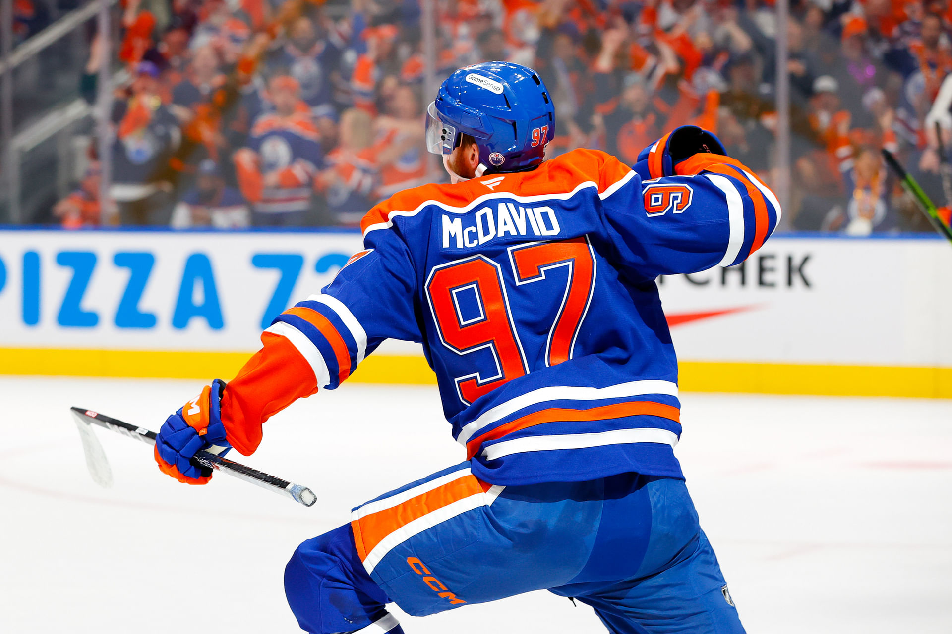Connor McDavid&#039;s two goals powered the Oilers to a 6-1 blowout win in Game 3 against Dallas - Source: Imagn
