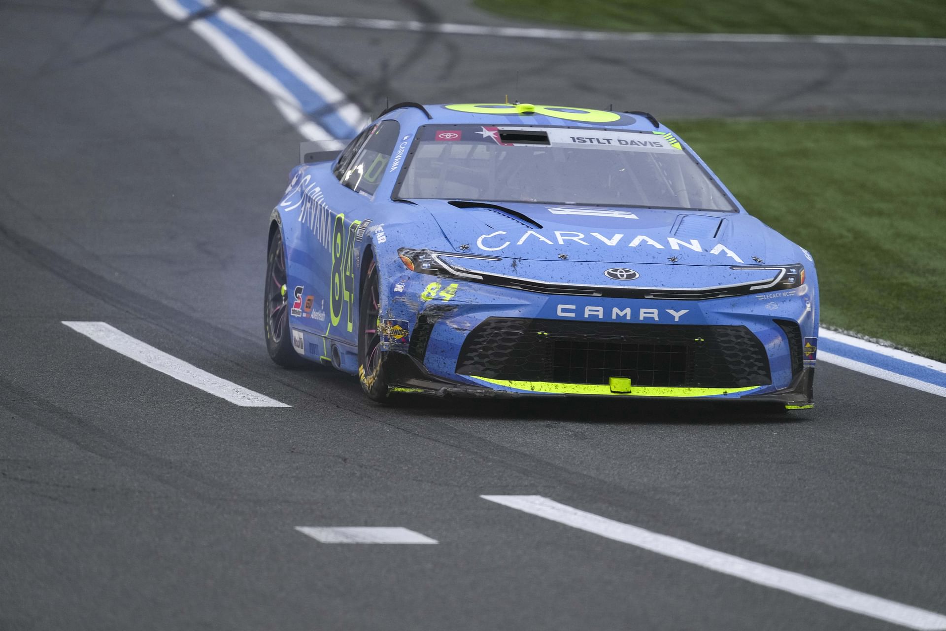 NASCAR Jimmie Johnson (84) driver drives the path to drilling with damage after an accident in its role during Coca -Cola 600 in Charlotte Motor Speedway - Source: Imagn