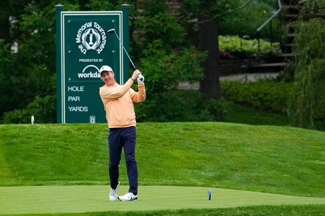$160M ex-NFL star drops 3-word reaction to brother Peyton Manning hitting a house at Golden Bear Pro-Am