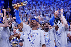 "Acting like it's yours" - Shai Gilgeous-Alexander trolls his dad after he refuses to let go of WCF MVP trophy