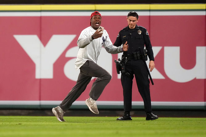 WATCH: Bizzare scenes during Yankees-Angels game evoke loud cheers from fans