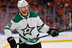 $96,000,000 Stars forward, Jamie Benn make their thoughts crystal clear on Jake Oettinger's early pull in gutting Game 5 loss