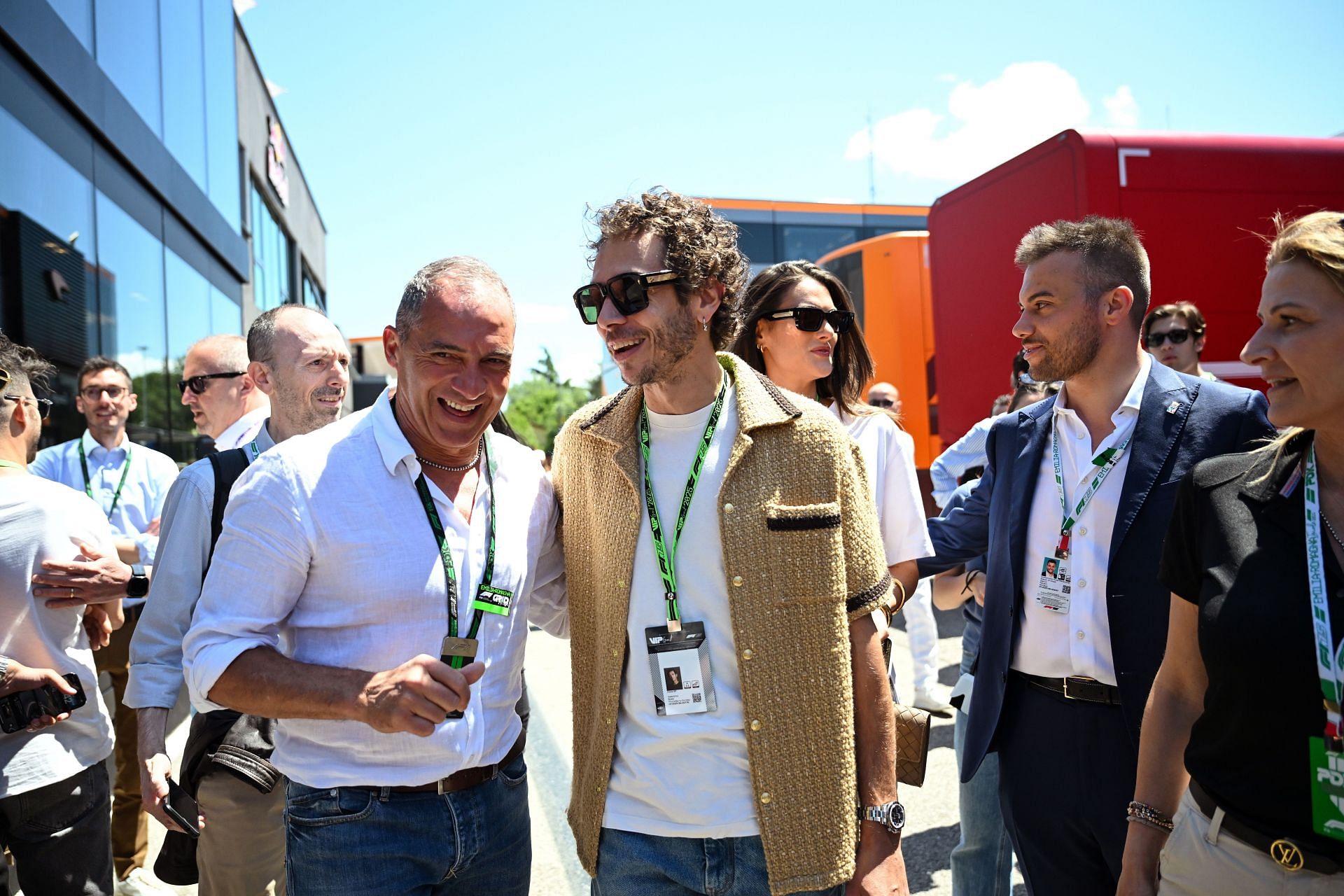 Valentino Rossi, em 18 de maio de 2025 Imola, na Itália, no Grande Prêmio da F1 de Emilia-Romangna, antes do Pantokta. - Fonte: Getty