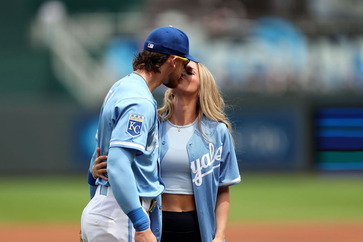 Bobby Witt Jr.'s wife Maggie shows off fit physique in black workout gear in latest mirror selfie