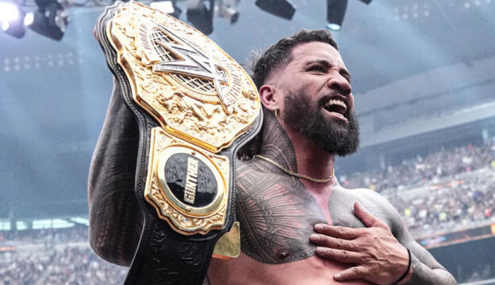 जे उसो वर्ल्ड हैवीवेट चैंपियनशिप के साथ (Photo: WWE.com)