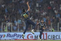 Mohammed Siraj hilariously mimics Faf du Plessis' batting in the nets ahead of DC vs GT IPL 2025 match [Watch]