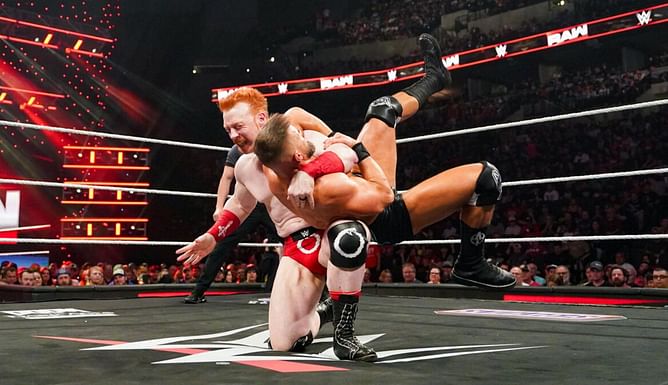 WWE Raw में दिग्गज ने की धमाकेदार वापसी, पूर्व चैंपियन को हराकर लहराया जीत का परचम