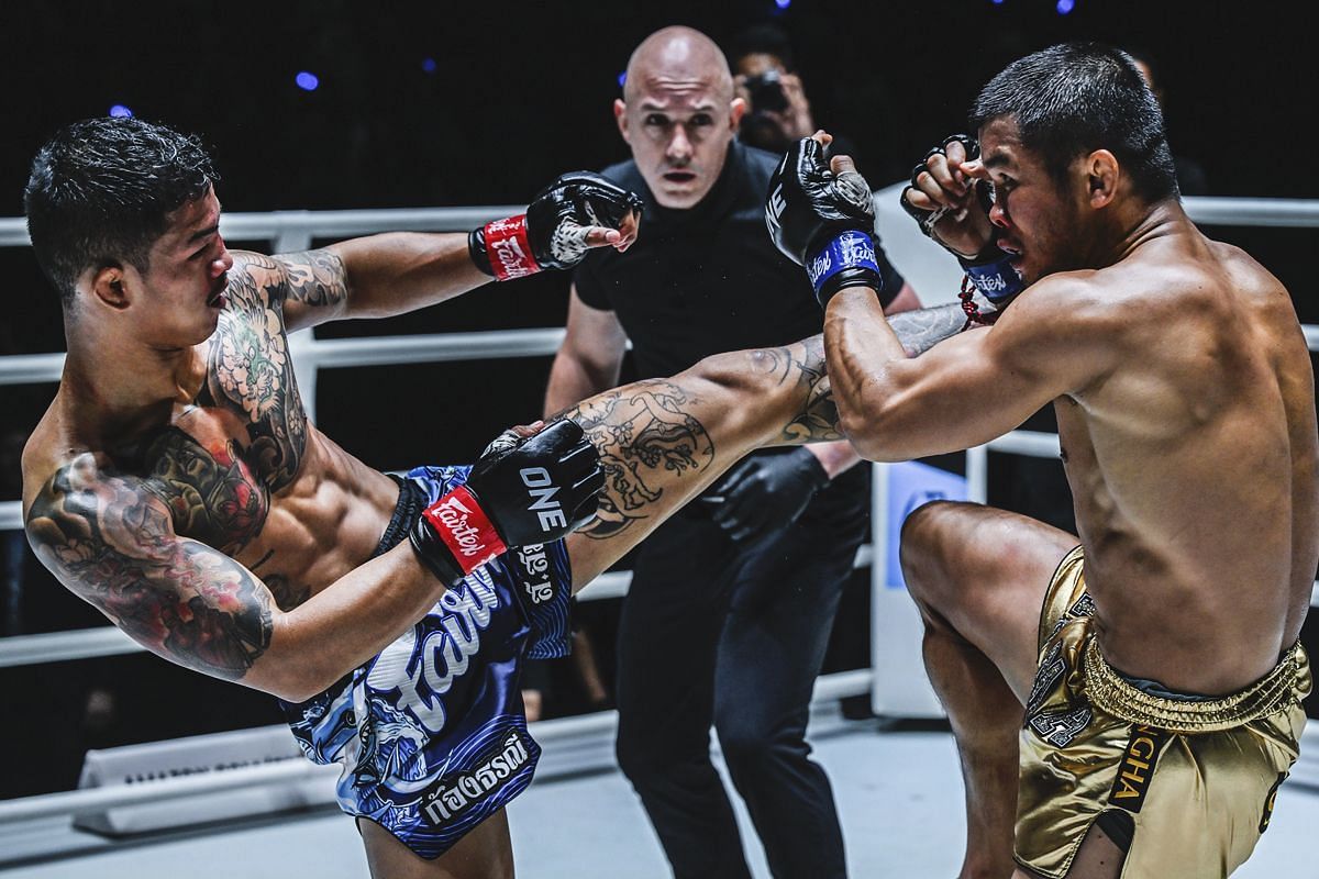 Nong-O blocks a head kick from Kongthoranee