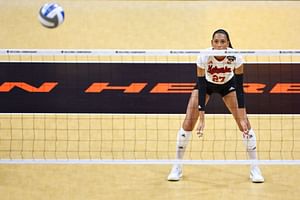 Nebraska Volleyball's Harper Murray gets cheeky reaction from Taylor Landfair for recreating viral trend