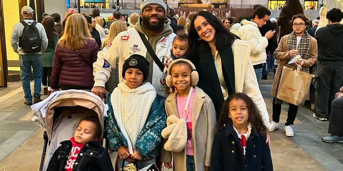 Jordan Burroughs with family. Credits- Instagram