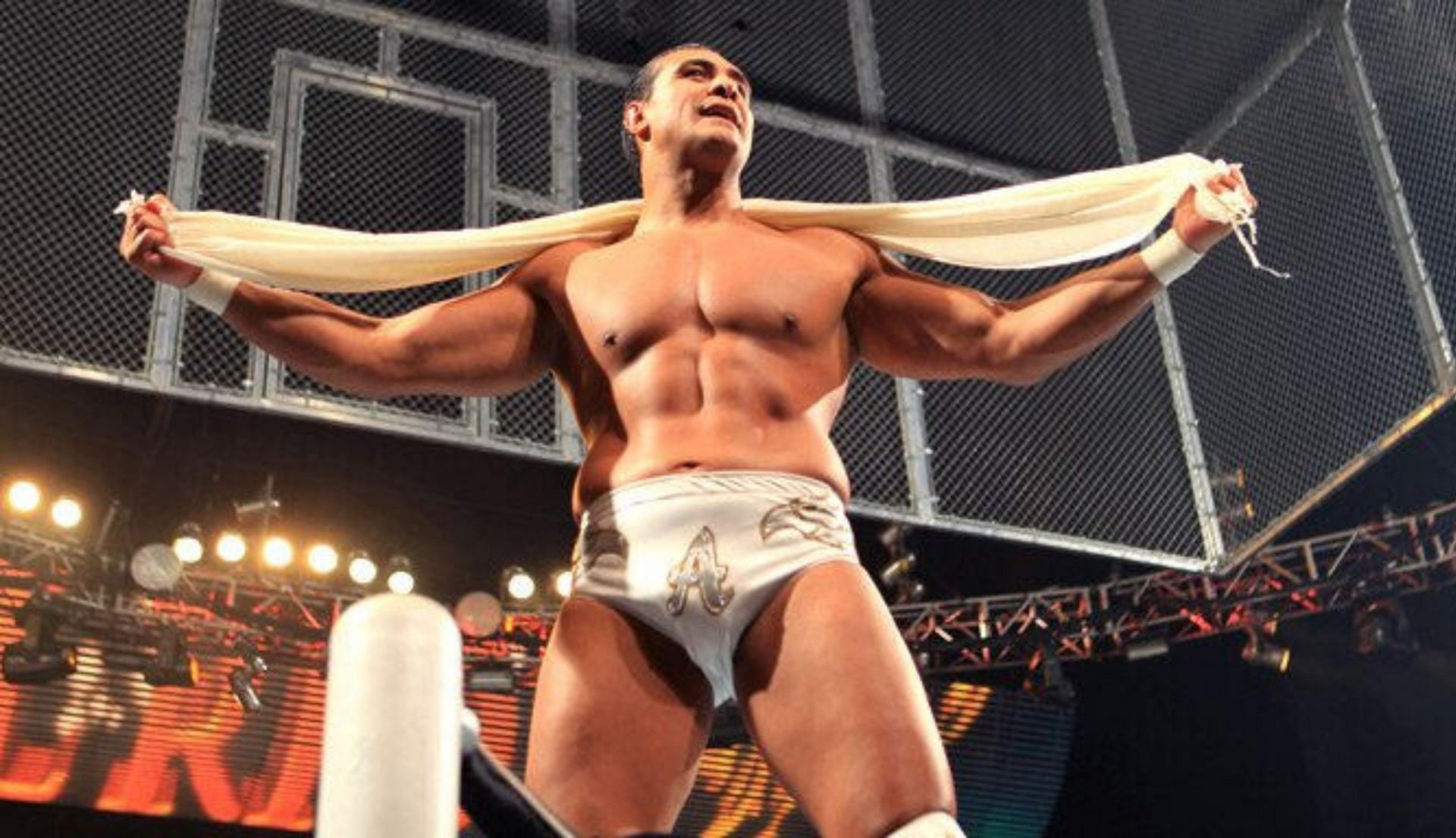 अल्बर्टो डेल रियो टर्नबकल पर चढ़े हुए (Photo: WWE.com)