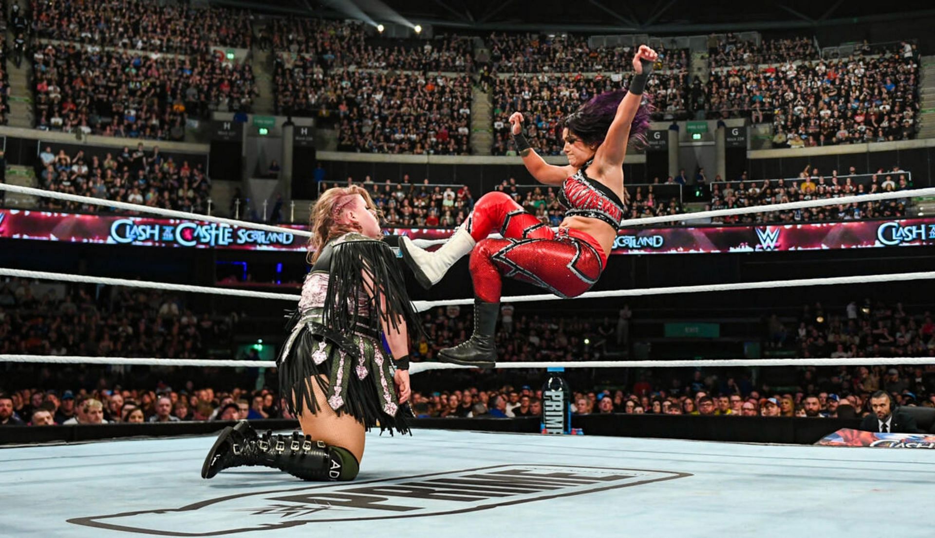 बेली, पाइपर निवेन पर किक लगते हुए (Photo: WWE.com)