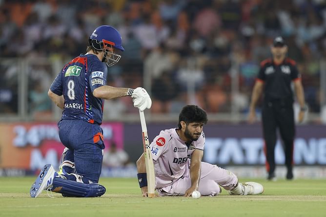 Arshad Khan slips badly twice while bowling his first over in GT vs LSG IPL 2025 match [Watch]