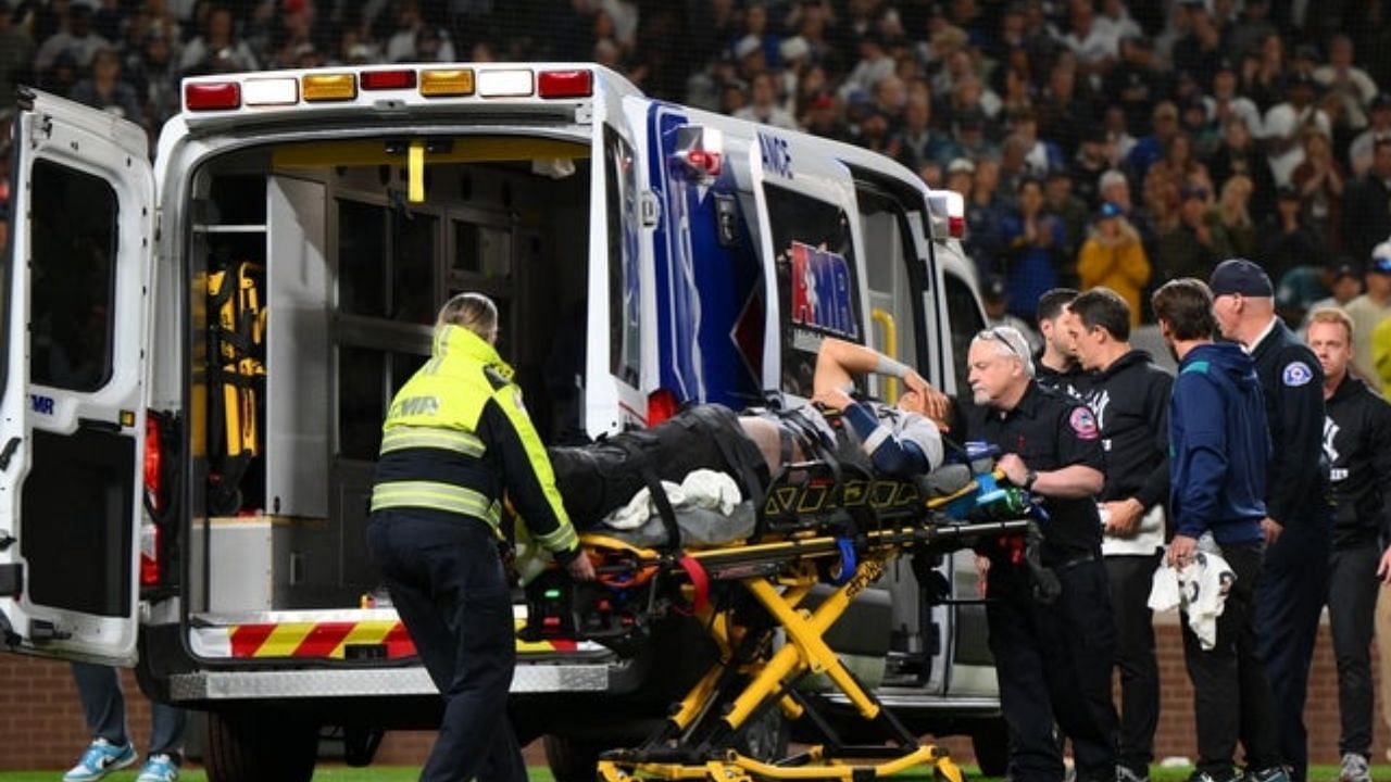 Oswaldo Cabrera stretched off after injury in 9th inning [Source: Imagn]
