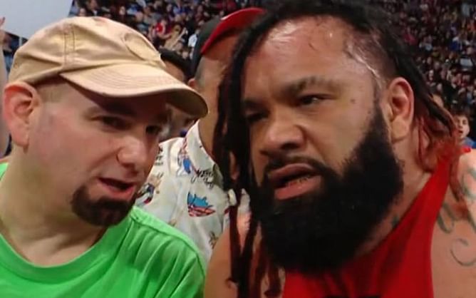 Former WWE superstar jokingly "reveals" why the Green Shirt Guy always gets front row tickets to shows
