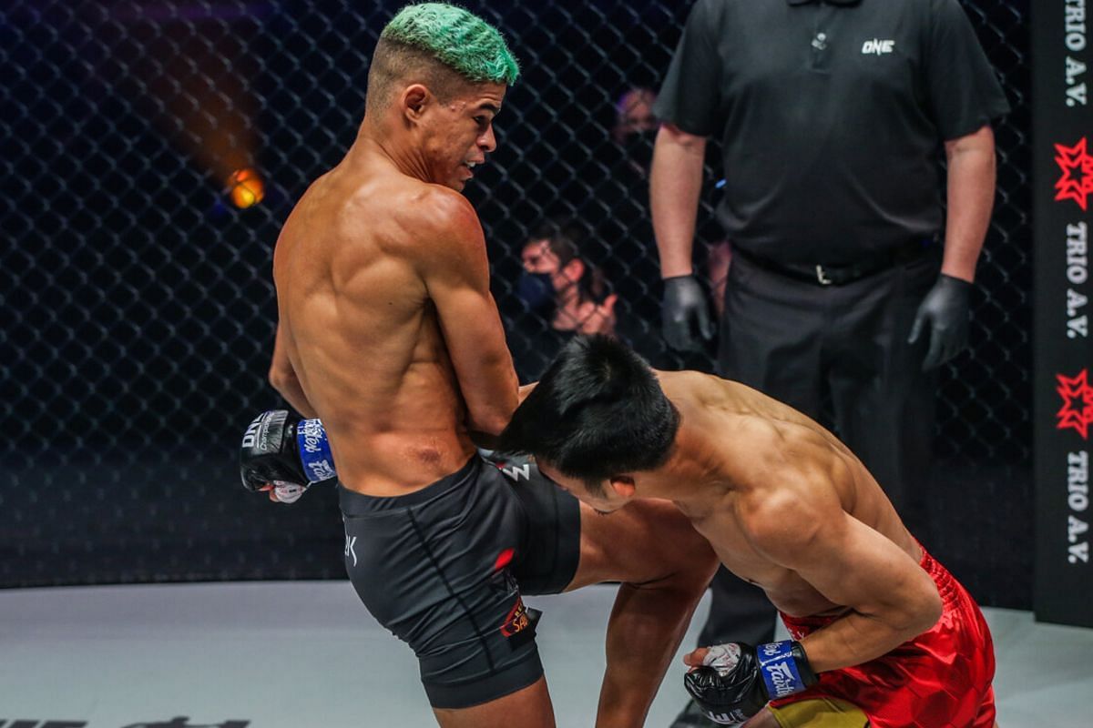Fabricio Andrade finished Jeremy Pacatiw in spectacular fashion in February 2022. [Photo via: ONE Championship]