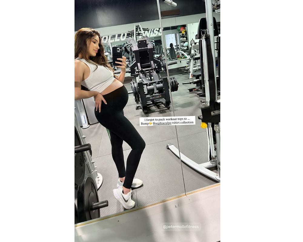 Christian McCaffrey&rsquo;s wife Olivia Culpo shows off cute baby bump in makeshift gym outfit [Credits: IG/@oliviaculpo]