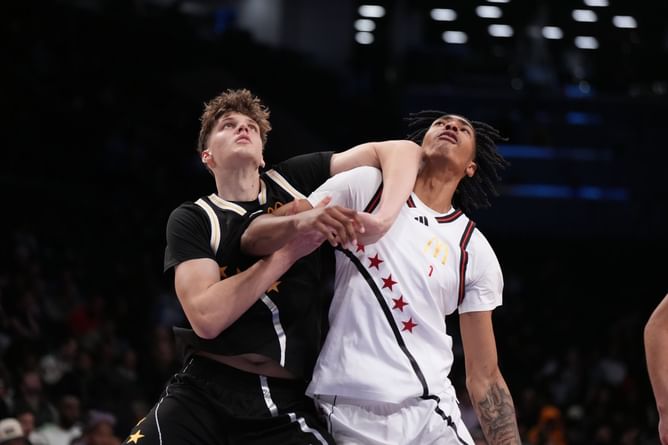 Watch: Houston signee Chris Cenac shows his dual playing style as he dominates at the Chris Brickley Invitational