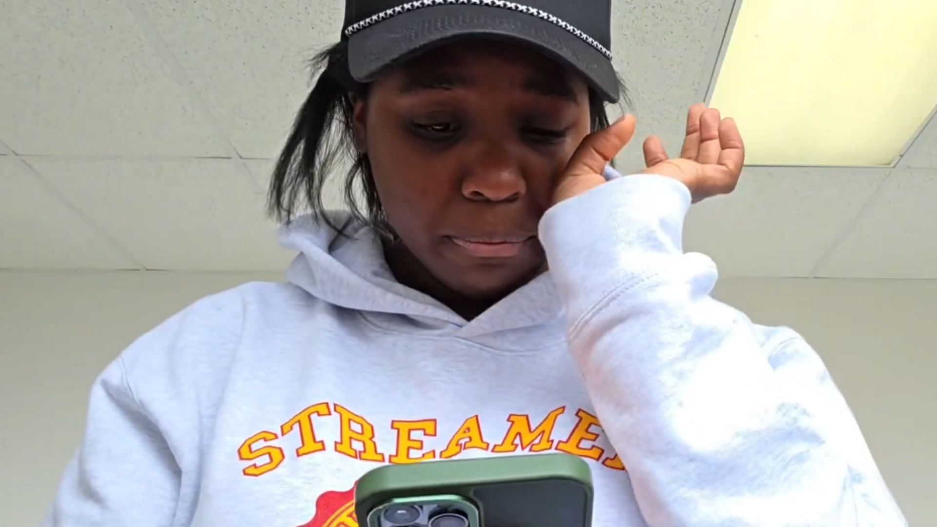 Caiuwus becomes emotional as she considers leaving Streamer University (Image via X/@yoxics)