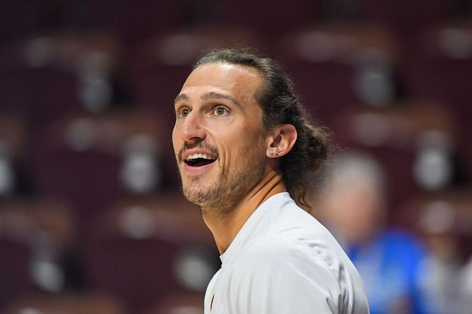 "Not surprised if Chris Koclanes gets fired after this season" - WNBA fans erupt as Dallas Wings skid to 4 straight losses under new head coach