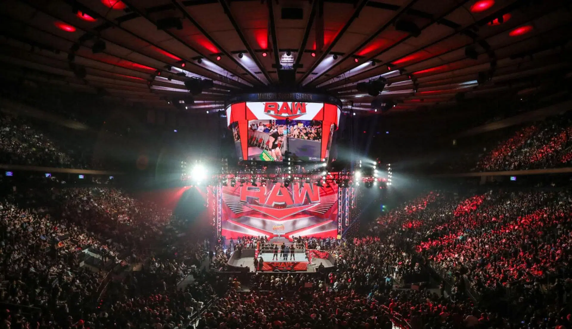 Raw के एरीना में मौजूद हजारों फैंस (Photo: WWE.com)