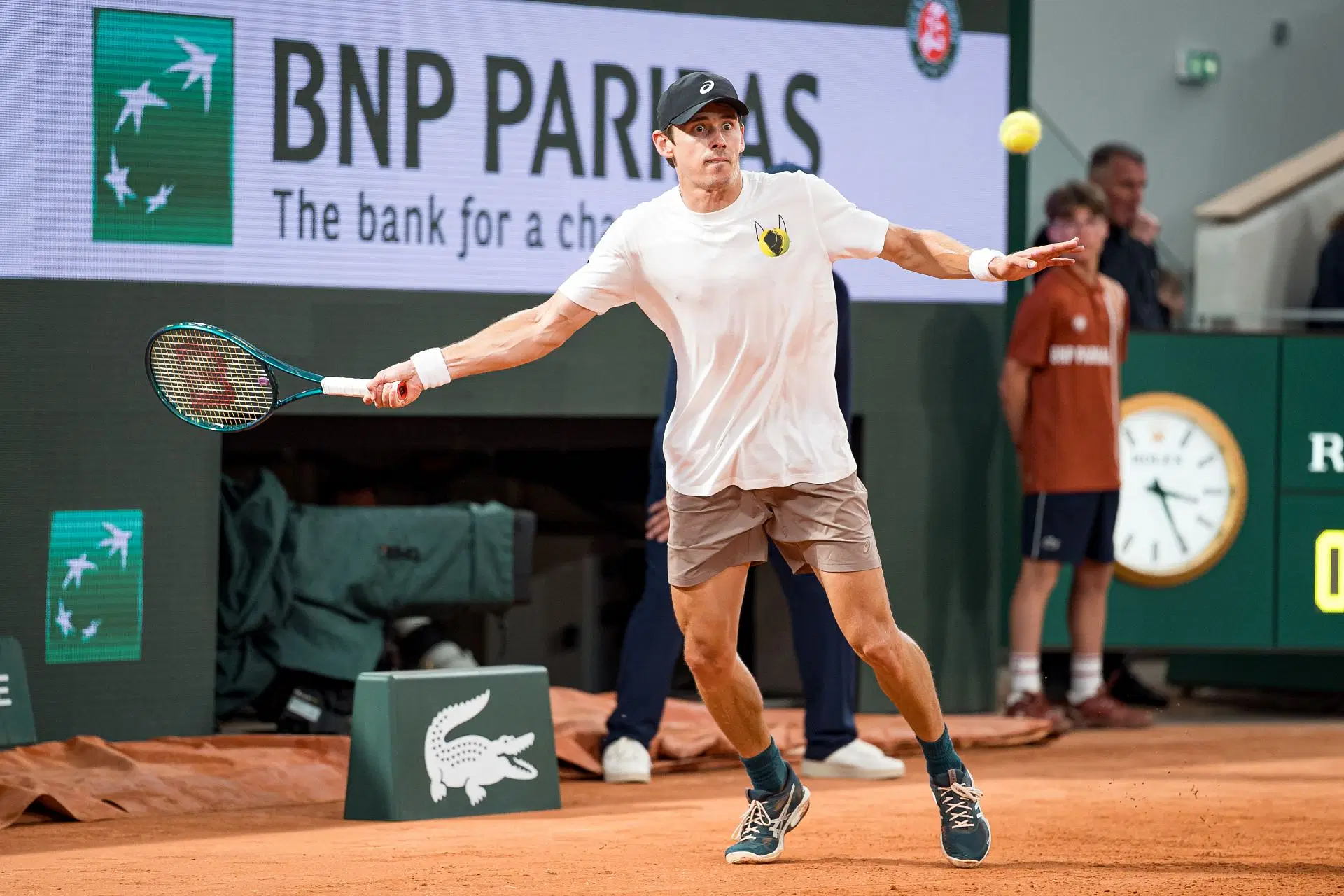 Alex de Minaur hits a forehand during practice | Image Source: Getty