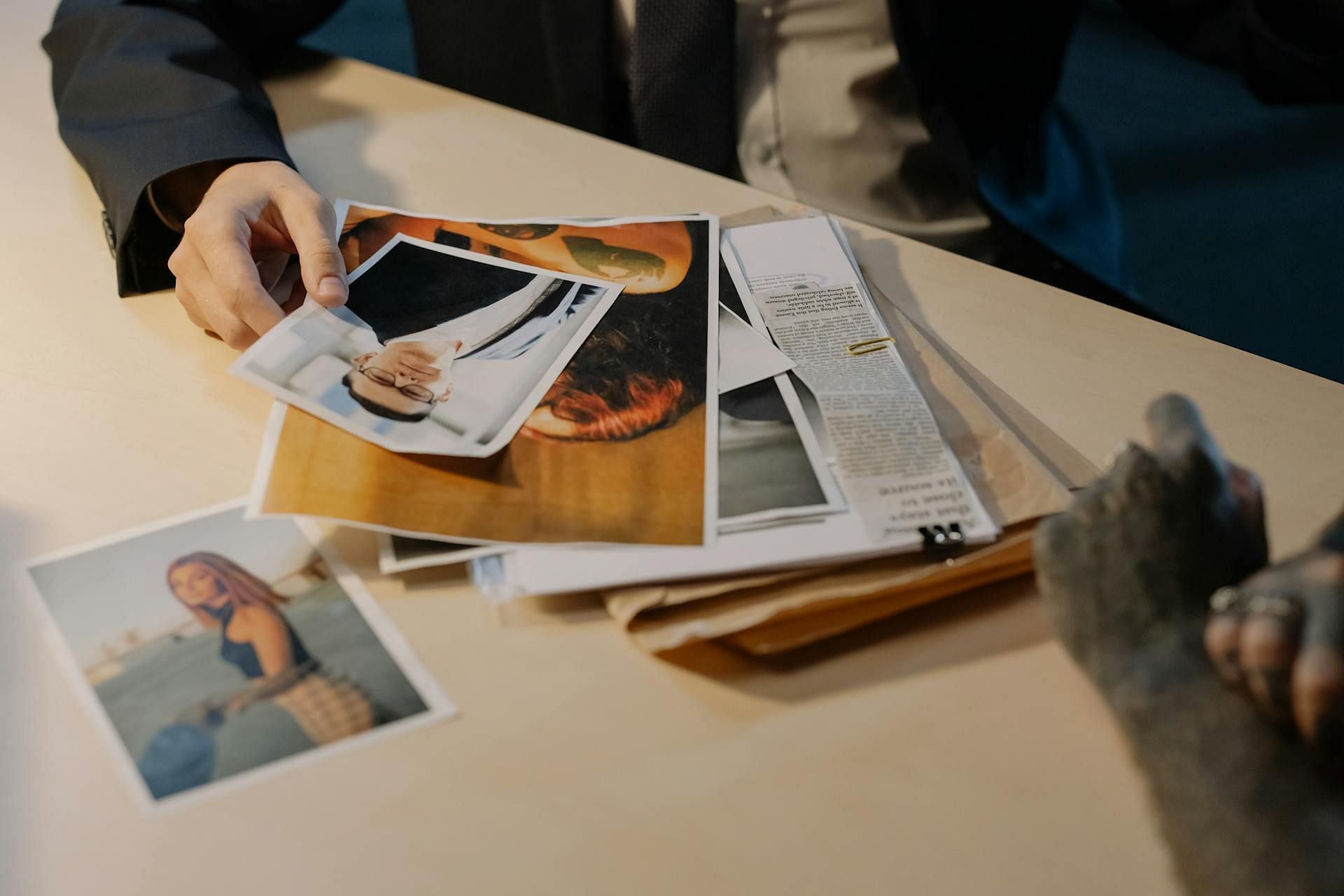 Police officers found a bloody knife and other belongings inside William Suff&#039;s car (Image via Pexels)