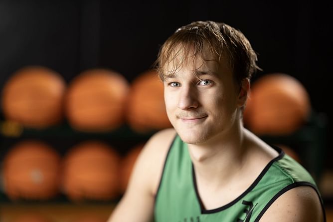 No. 1 NBA draft prospect Cooper Flagg's twin Ace Flagg poses with girlfriend Lizzy Gruber as he graduates HS [PHOTO]