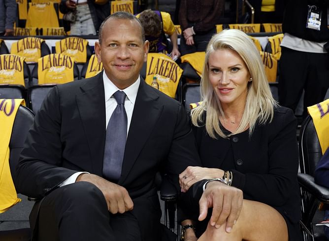 Alex Rodriguez and girlfriend Jaclyn Cordeiro celebrate Timberwolves' playoff victory alongside NFL legend