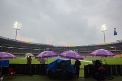 RCB vs CSK मैच से पहले बारिश ने बढ़ाई फैंस की टेंशन, मुकाबला रद्द होने पर प्लेऑफ की रेस में होगा उलटफेर?