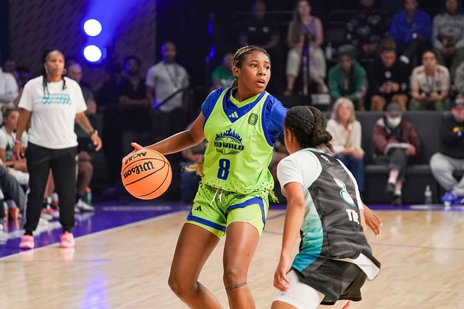 5-star UConn signee Kelis Fisher reacts as Azzi Fudd shows up for Chris Brickley Invitational girls game