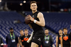 Brady Cook 's fiancée Carli drops 4-word message as UDFA QB hits the beach amidst Jets OTAs