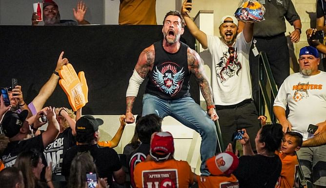 WWE Raw में CM Punk ने खेला माइंड गेम, पूर्व यूनिवर्सल चैंपियन पर मेन इवेंट में किया हमला
