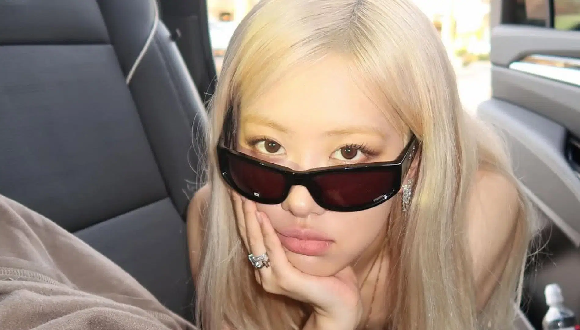 BLACKPINK Ros&eacute; delivered a message  to the graduating class of Northeastern University (Image Via Instagram@roses_are_rosie)