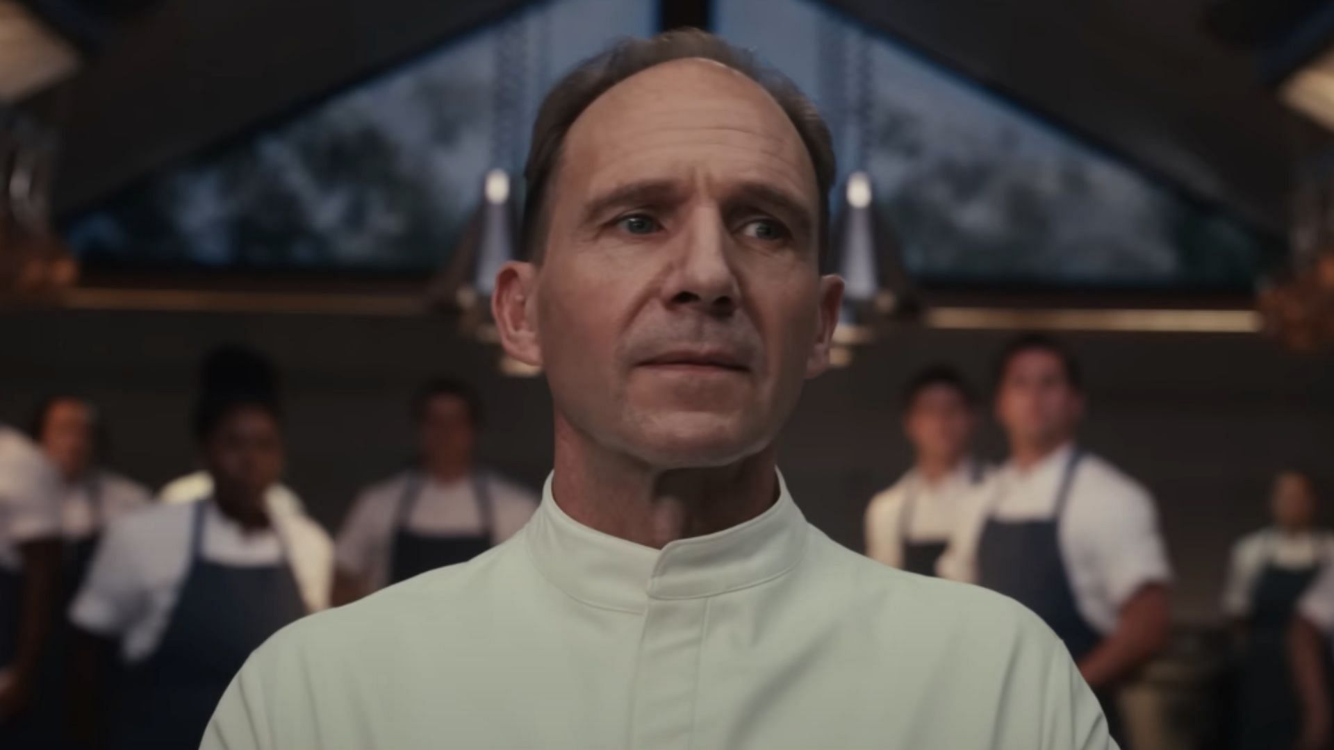 Ralph Fiennes as chef Julius Slowik (Image via YouTube/Searchlight Pictures)