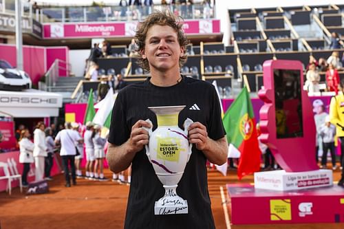 Michelsen with the winner's trophy in the Estoril Open 2025 - Source: Getty
